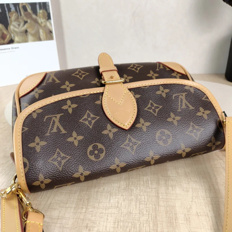 Louis Vuitton Crossbody Bag Diane Baguette Bag Shoulder Strap PVC Small 24 × 9 × 15 cm — detail view 4 of 13