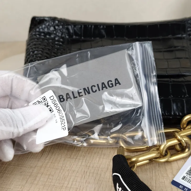BALENCIAGA Shoulder Bag DOWNTOWN Black Calfskin Small30 × 10 × 17.5 cm — detail view 15 of 16