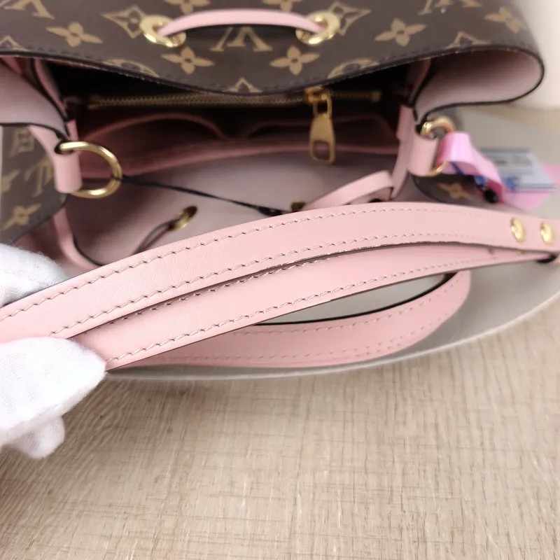 Louis Vuitton Shoulder Bag NÉONOÉ Bucket Bag PVC Medium 26 × 17.5 × 26 cm — detail view 8 of 9