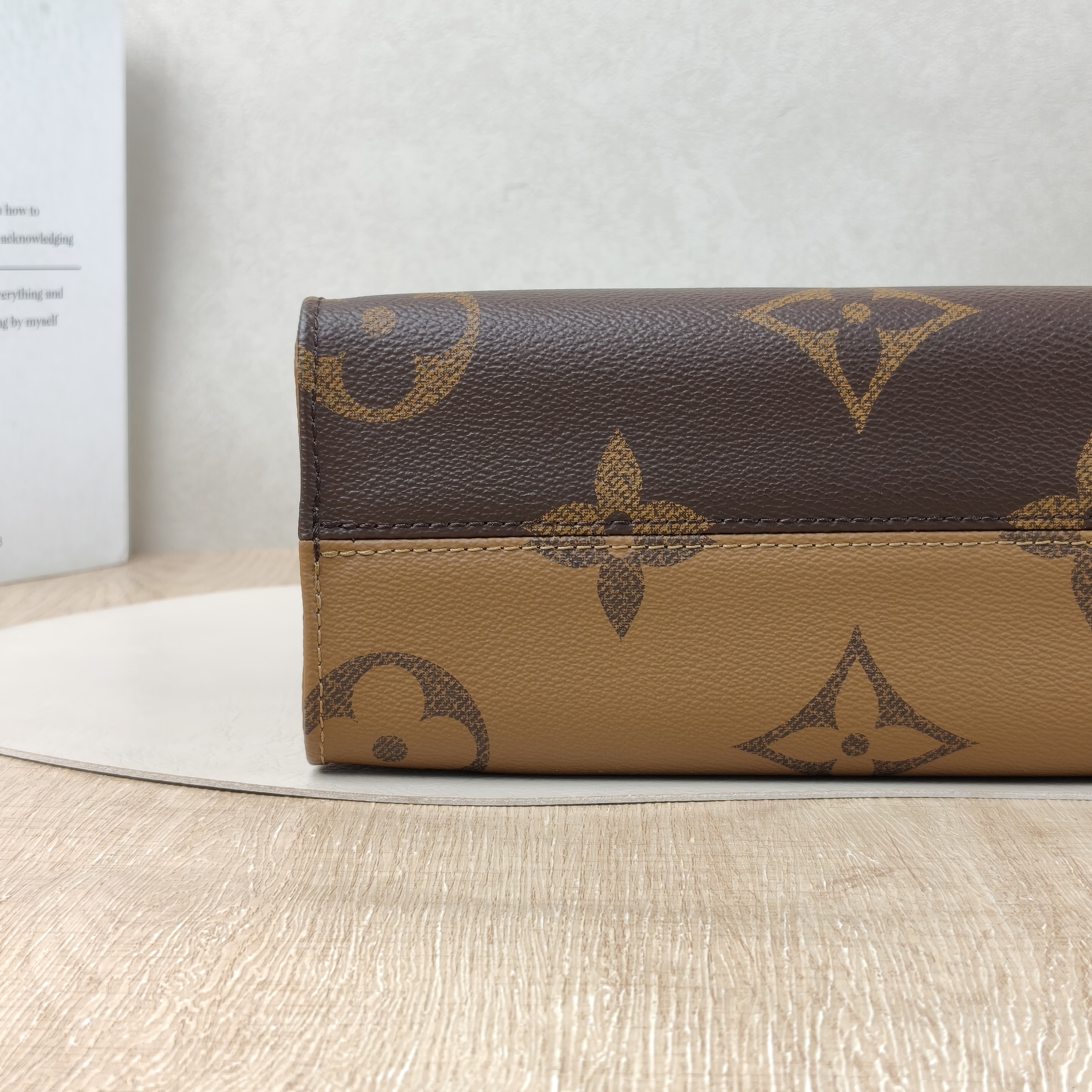 Louis Vuitton onthegomini Monogrampvc Microchip Edition · Box Dust Bag Shoulder Strap Inner Pouch · 25 × 11.5 × 19 cm — cover view 6 of 9