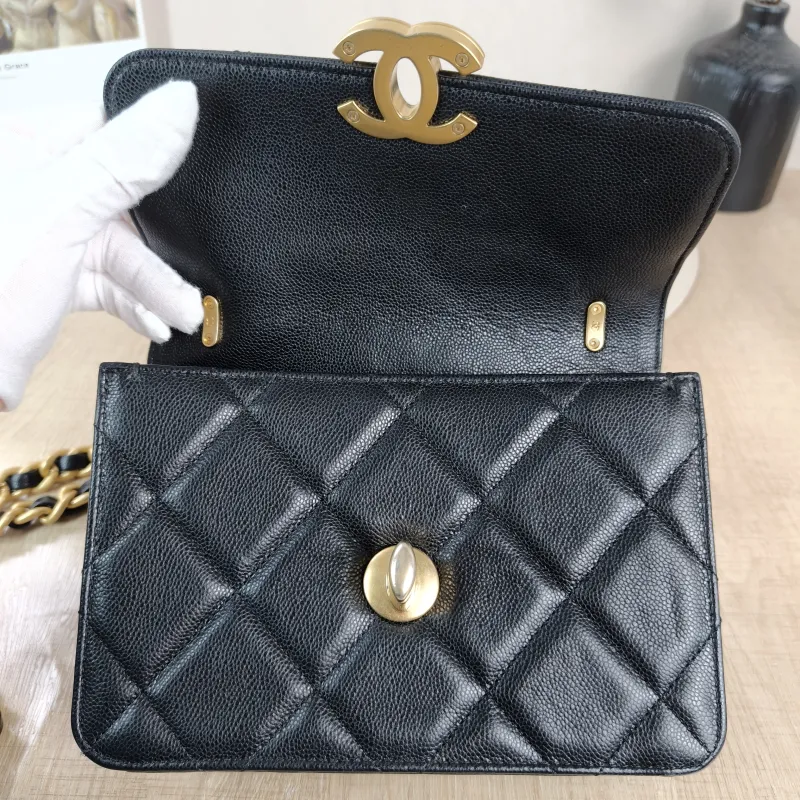 Chanel Crossbody Bag Edition Black Grained Calfskin 20 × 7 × 14.5 cm — detail view 5 of 12
