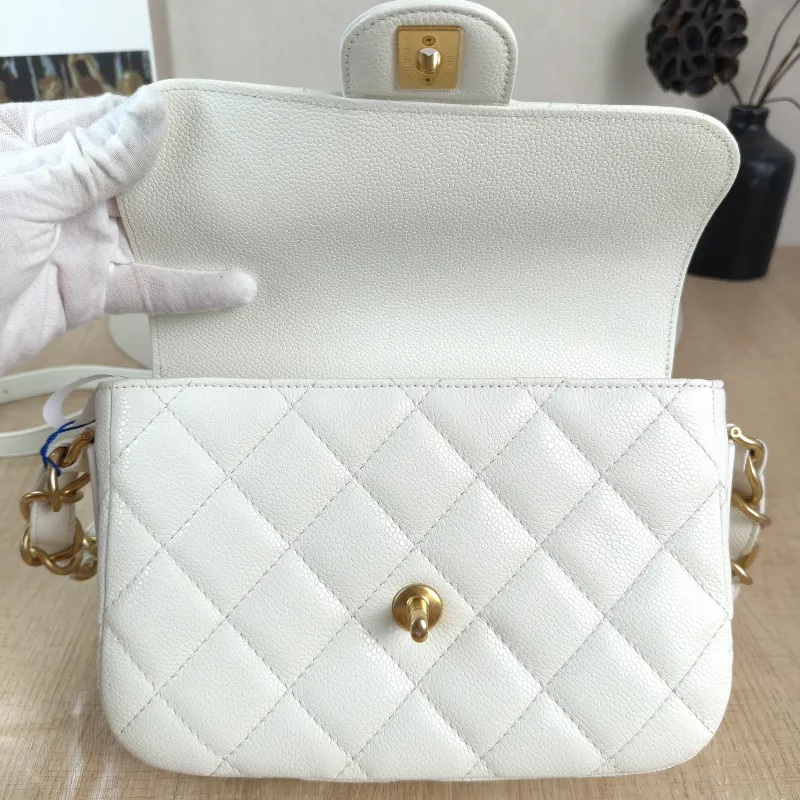 Chanel Crossbody Bag Crossbody Bag White Gold Grained Calfskin One Size 23 × 6 × 16 cm — detail view 4 of 13