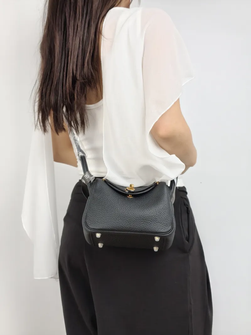 Hermès Shoulder Bag Lindy Mini 19 Black Taurillon Clemence TC Calfskin Mini 19 × 9 × 13 cm G — on-model view 1 of 2