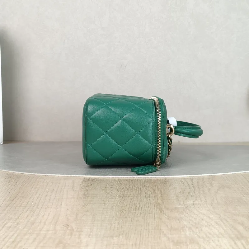 Chanel Crossbody Bag Edition Green Lambskinmini16 × 8 × 9.5 cm — detail view 14 of 15