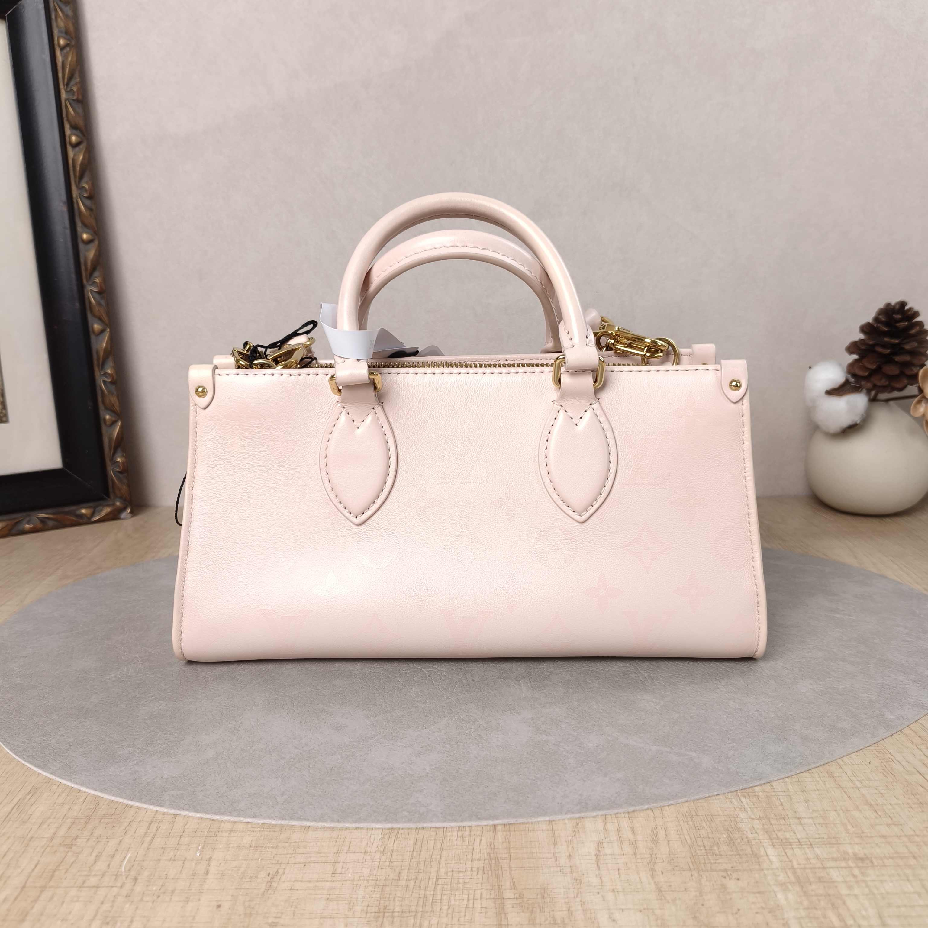 Louis Vuitton Crossbody Bag Onthego East West Two Straps Sun Yitian Pearl · Calfskin Small25 × 10 × 13 cm — cover view 6 of 6
