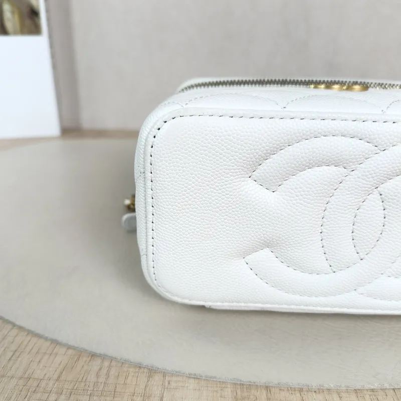 Chanel Crossbody Bag Edition White Grained Calfskin One Size16 × 8 × 9.5 cm — detail view 2 of 12