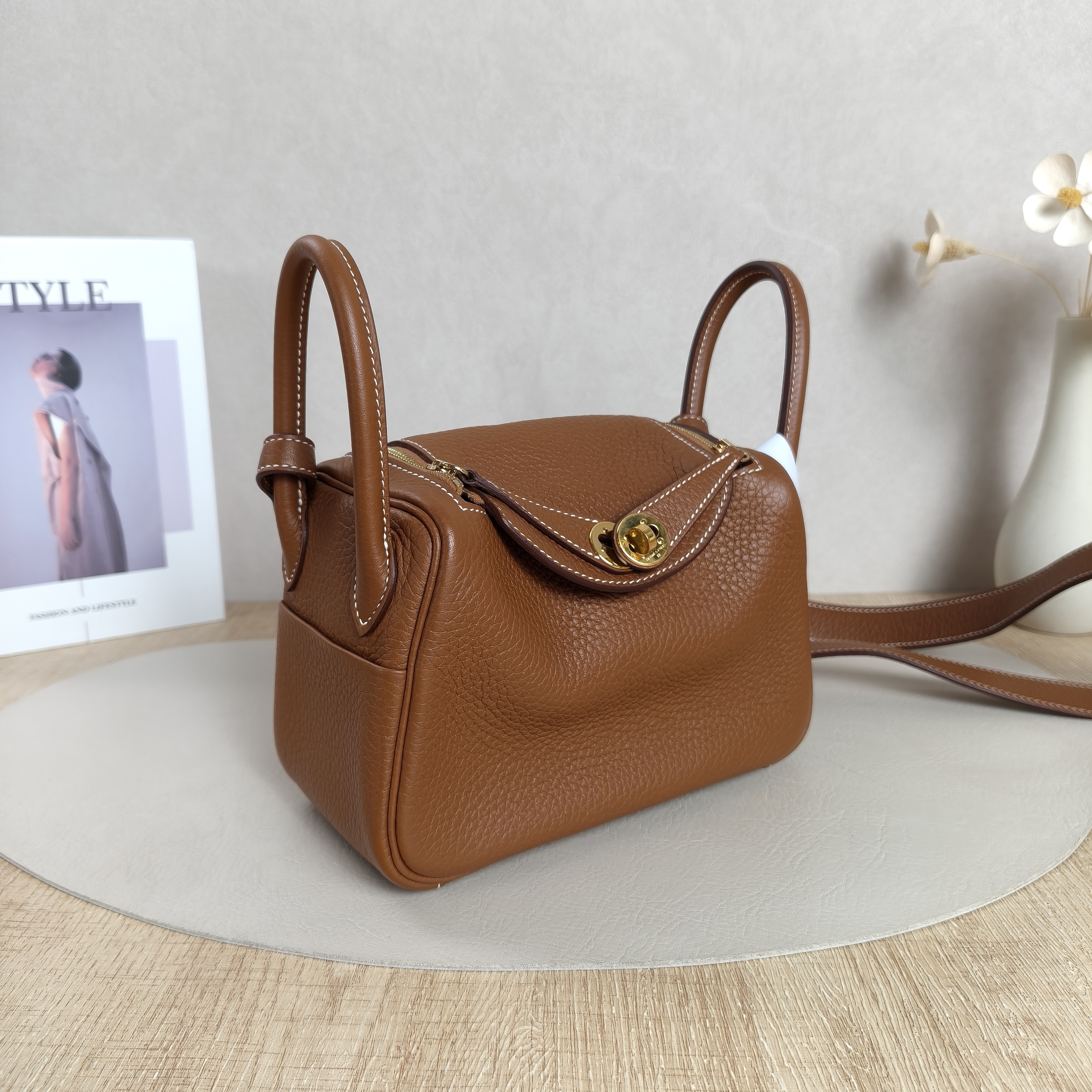 Hermès Shoulder Bag Lindy Mini 19 Clemence Taurillon TC Calfskinmini19 × 9 × 13 cm — cover view 11 of 12