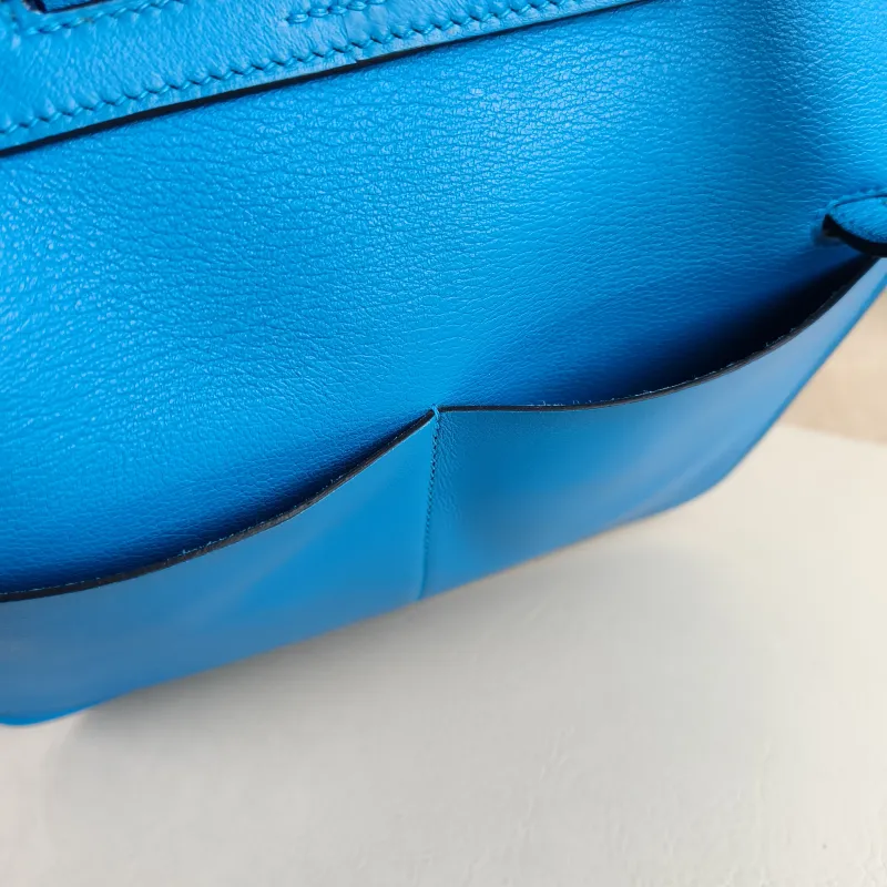 Hermès Shoulder Bag Halzan 25 Evercolor Calfskin Small 25 × 8 × 17 cm B — detail view 1 of 12