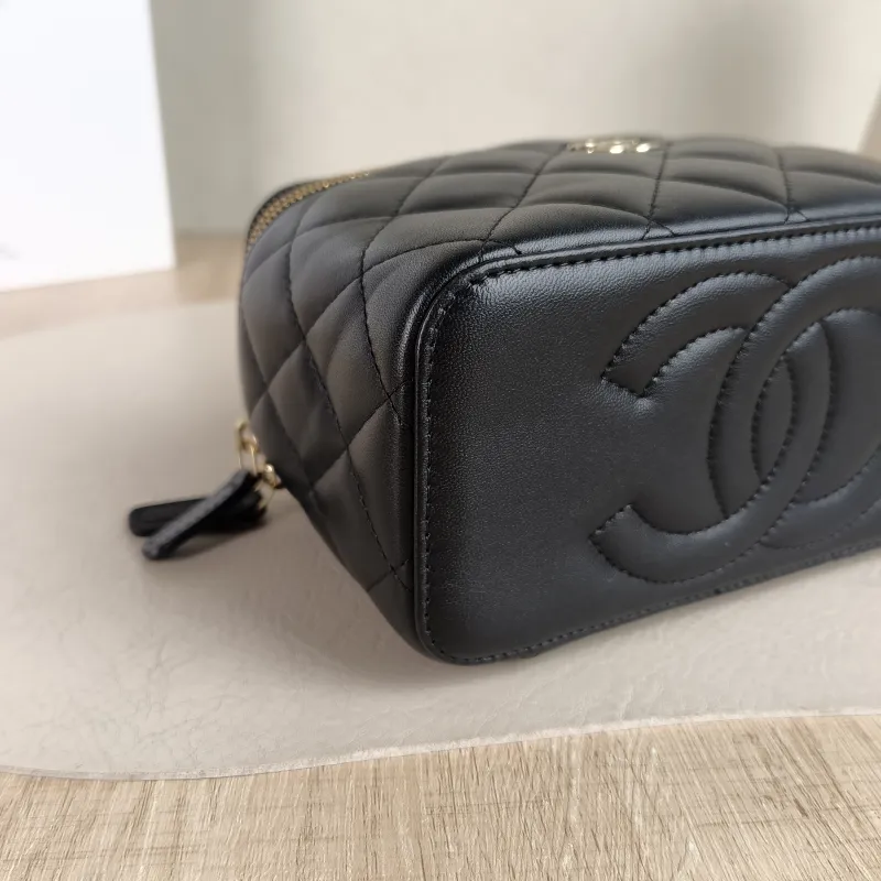 Chanel Crossbody Bag Edition Black with Gold-Tone Hardware Lambskin Mini 16 × 8 × 9.5 cm — detail view 9 of 12