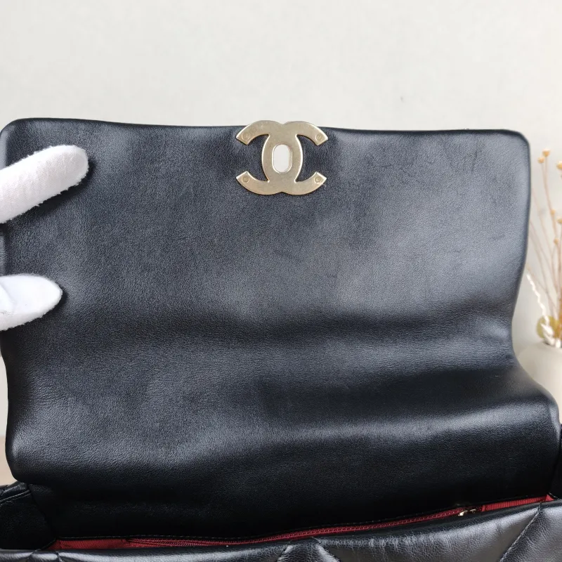 Chanel 19Bag Black Lambskin Medium30 × 10 × 20 cm — detail view 2 of 15