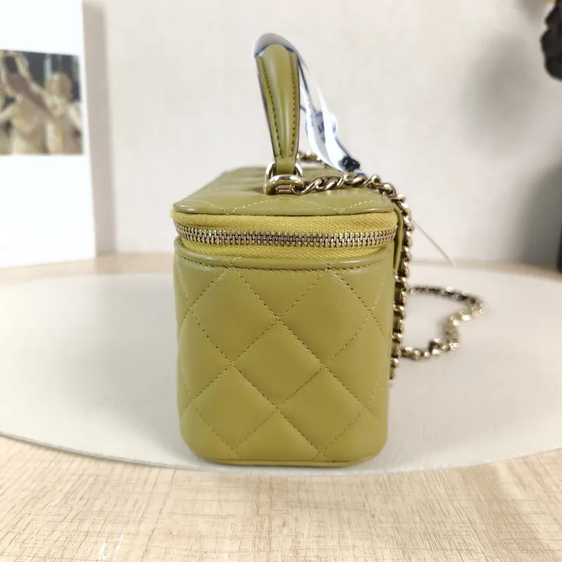 Chanel Crossbody Bag Edition Green Lambskinmini16 × 8 × 9.5 cm — detail view 2 of 14