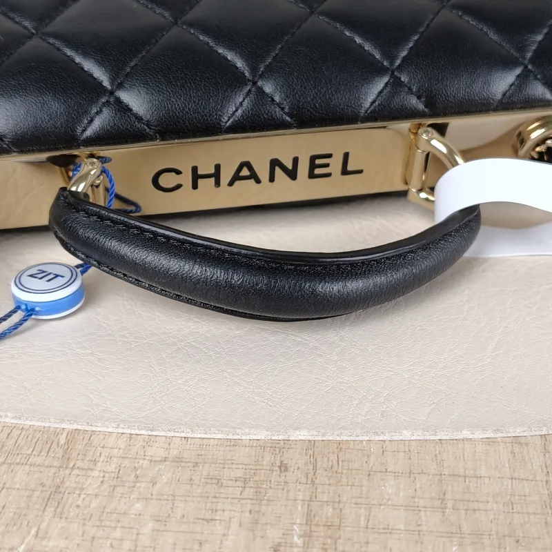 Chanel Crossbody Bag trendy cc woc Black Lambskinmini19.2 × 3.5 × 12.3 cm — detail view 3 of 14