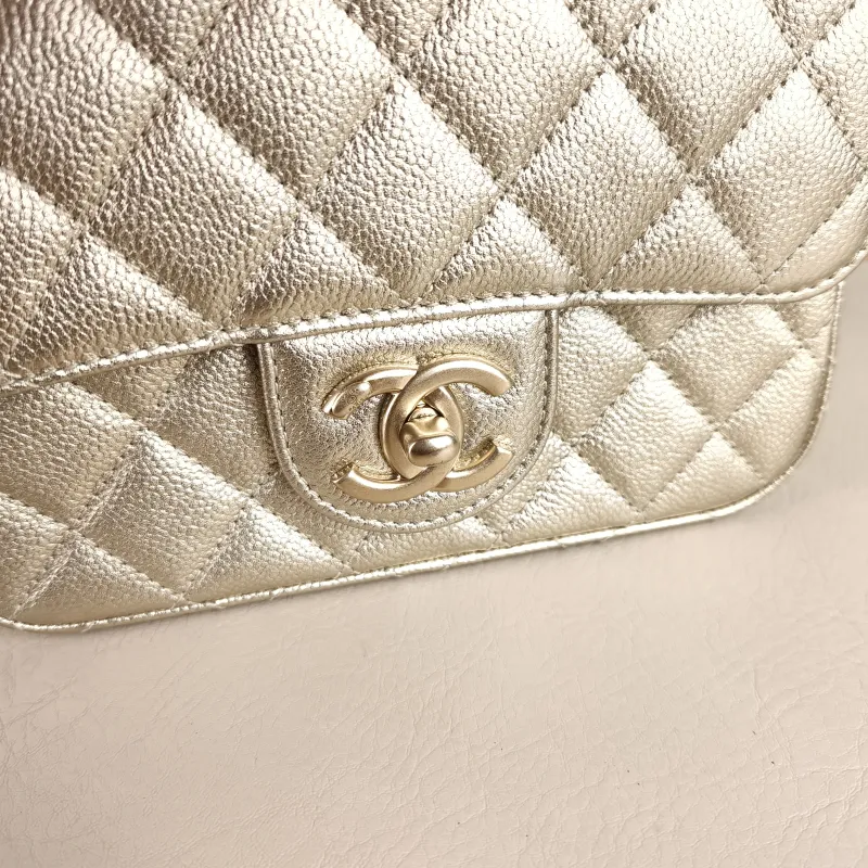 Chanel Crossbody Bag c Grained Calfskin Mini 17 × 8 × 13.5 cm — detail view 7 of 12