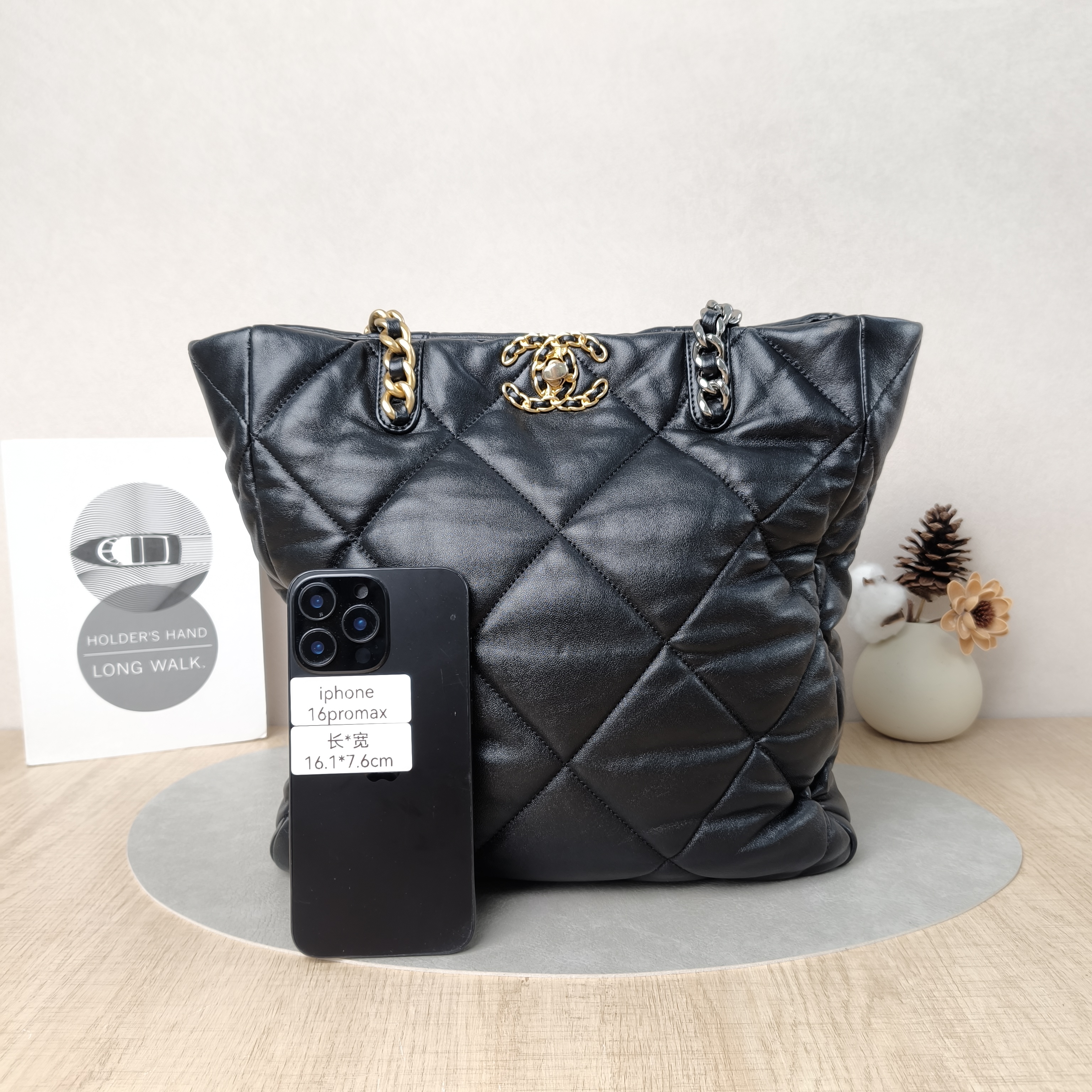 Chanel Shoulder Bag19Bag Shopping Bag Shopping Tote Black Lambskin One Size30 × 10 × 37 cm — cover view 4 of 5