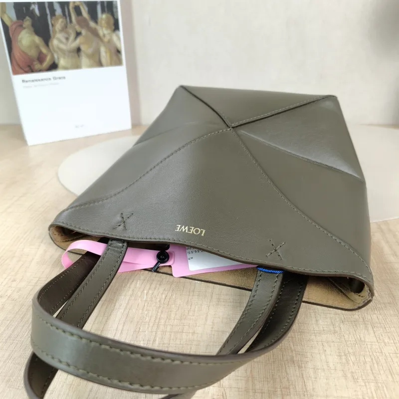 LOEWE Crossbody Bag Puzzle Fold Shopping Tote Calfskinmini16.5 × 9.5 × 20 cm — detail view 6 of 11