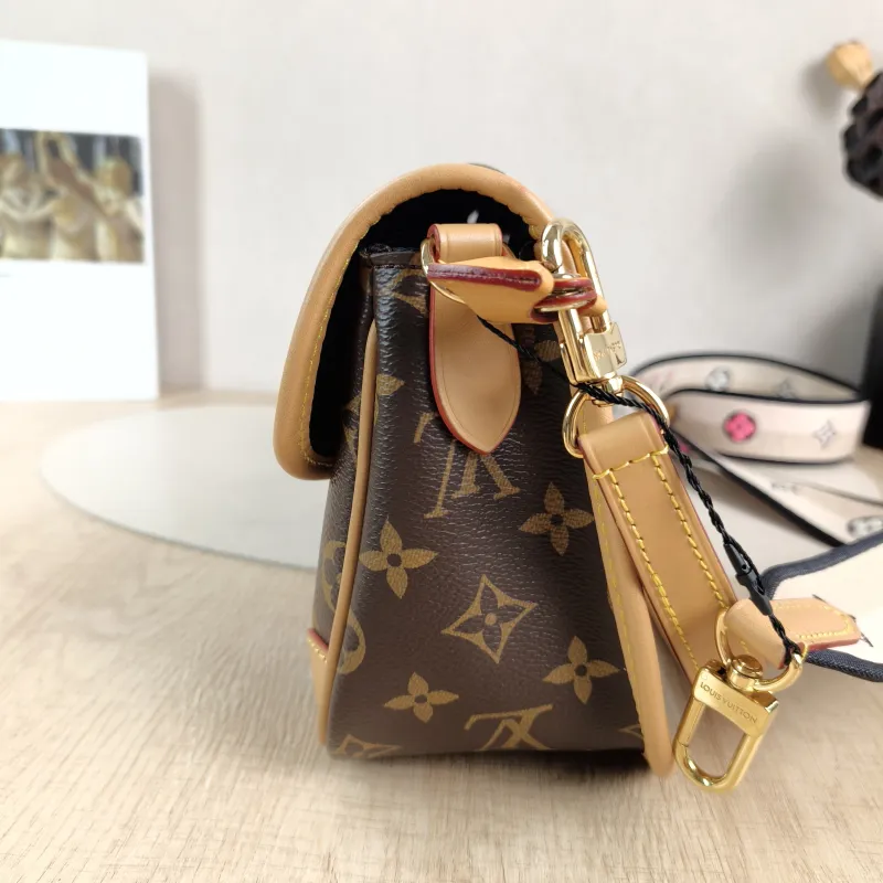 Louis Vuitton Crossbody Bag Diane Baguette Bag Shoulder Strap PVC Small 24 × 9 × 15 cm — detail view 11 of 13