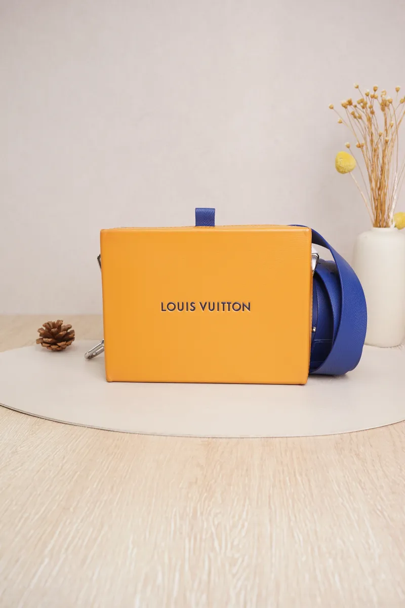 Louis Vuitton Shopper Clutch Yellow Blue Calfskin Microchip Edition · Shoulder Strap · 22.5 × 10.5 × 15 cm — cover view 2 of 7