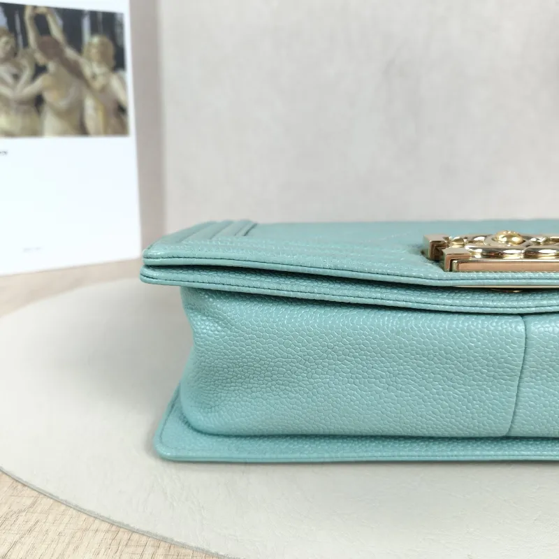 Chanel Crossbody Bag Le Boy​Green Calfskin Medium25 × 9 × 15 cm — detail view 2 of 13