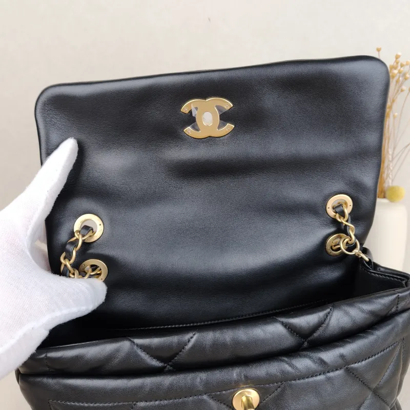 Chanel Crossbody Bag C Black Lambskin Small 28 × 9.5 × 17 cm — detail view 13 of 17