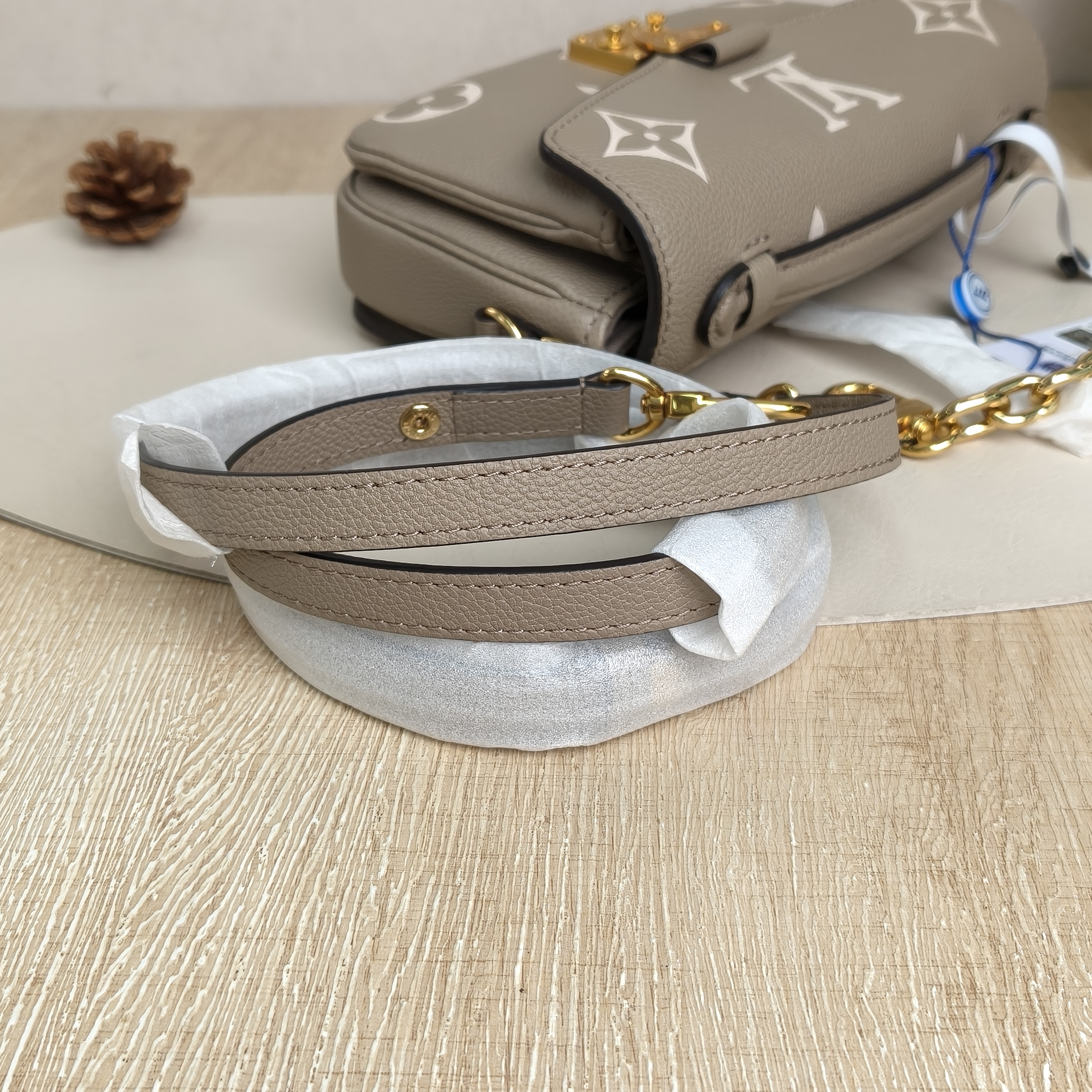 Louis Vuitton pochettemetiseastwest Messenger Bag Calfskin Microchip Edition · Two Straps · 21.5 × 6 × 13.5 cm — cover view 12 of 13