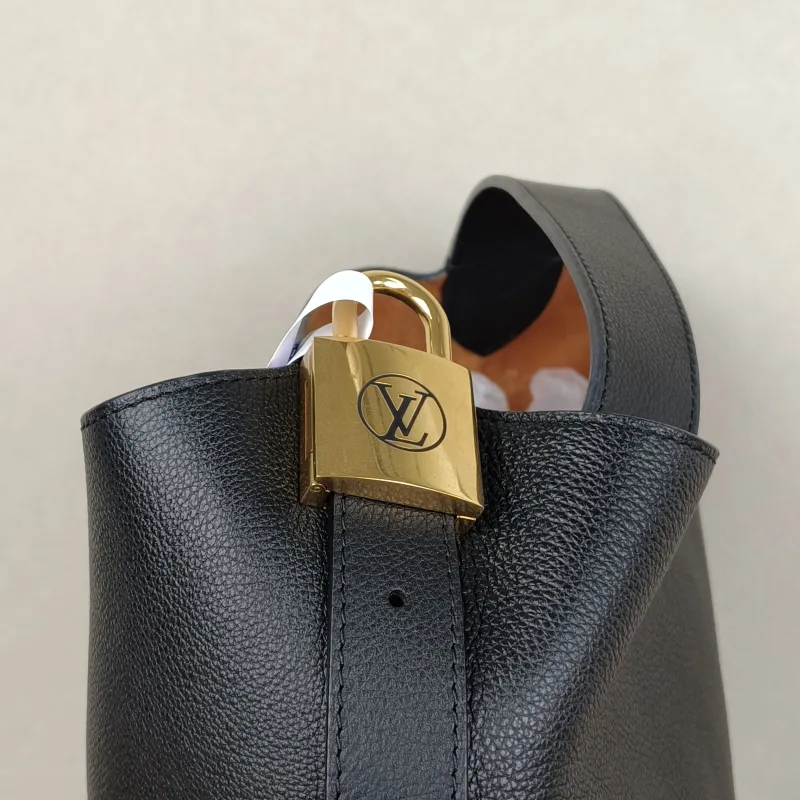 Louis Vuitton Shoulder Bag Low Key Hobo Shoulder Bag Black Calfskin Medium31 × 18 × 35 cm — detail view 6 of 11