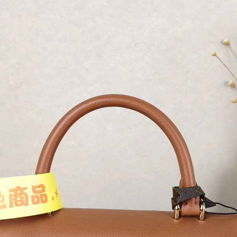 Louis Vuitton Crossbody Bag MADELEINE PVC · Calfskin BB24.5 × 8 × 16 cm — detail view 7 of 15