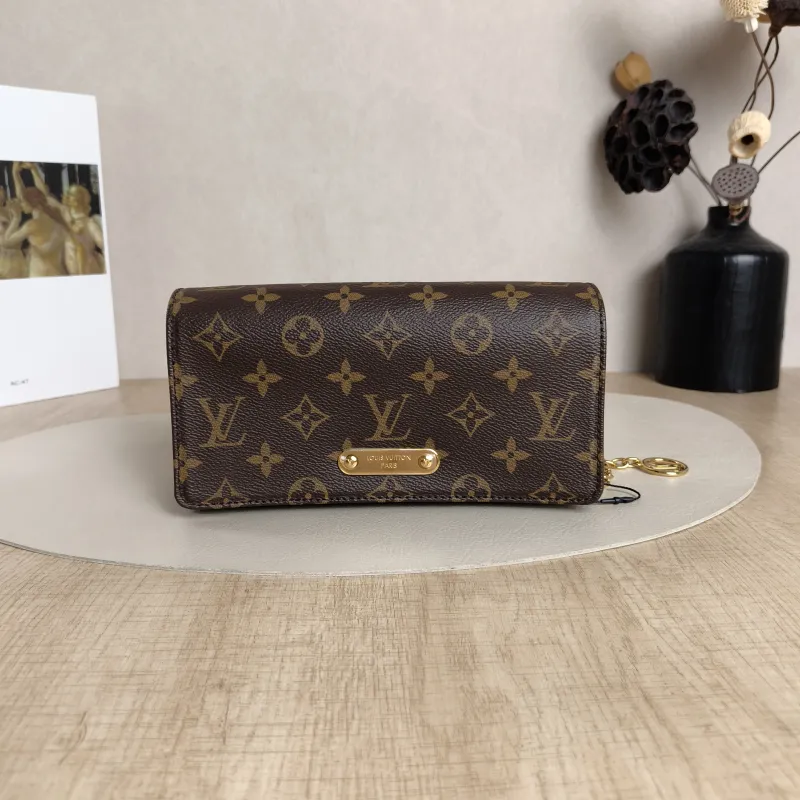 Louis Vuitton Crossbody Bag LILY Chain Bagwoc Monogram PVC One Size21 × 3.5 × 10.5 cm