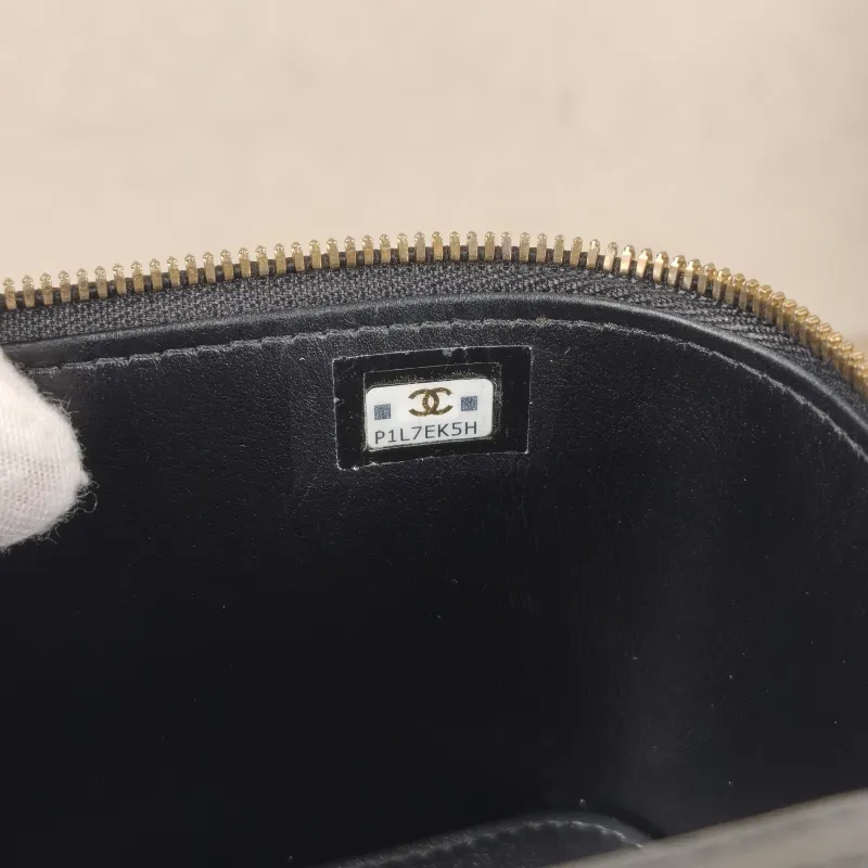 Chanel Crossbody Bag Edition Black Patent Leather One Size16 × 8 × 9.5 cm — detail view 9 of 14