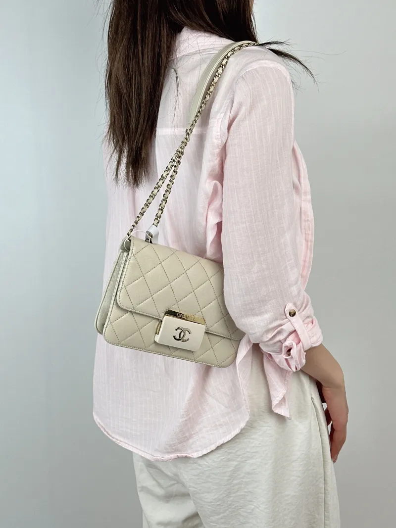 Chanel Crossbody Bagcf Collection Crossbody Bag White Calfskin One Size21 × 5 × 14 cm — on-model view 3 of 3
