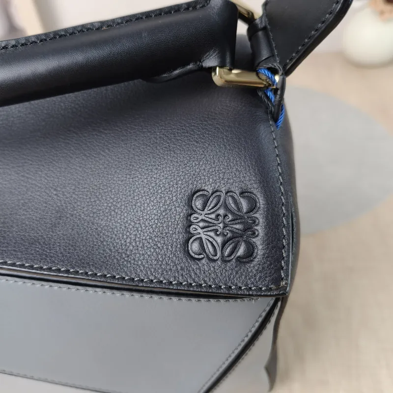LOEWE Crossbody Bag Puzzle Colorblock Calfskin Medium 29 × 14 × 19.5 cm — detail view 3 of 15