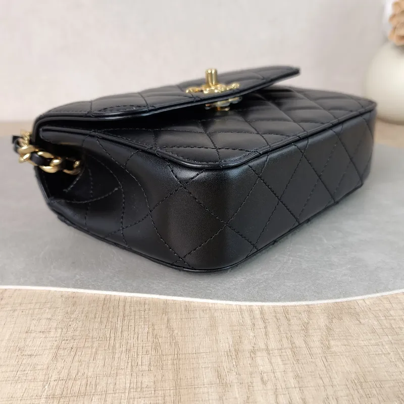 Chanel Crossbody Bag Crossbody Bag Black Lambskin One Size 17 × 5 × 12 cm — detail view 7 of 14