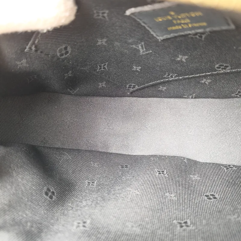 Louis Vuitton Crossbody Bag Over The Moon Black Calfskin 27.5 × 7 × 16 cm — detail view 3 of 10