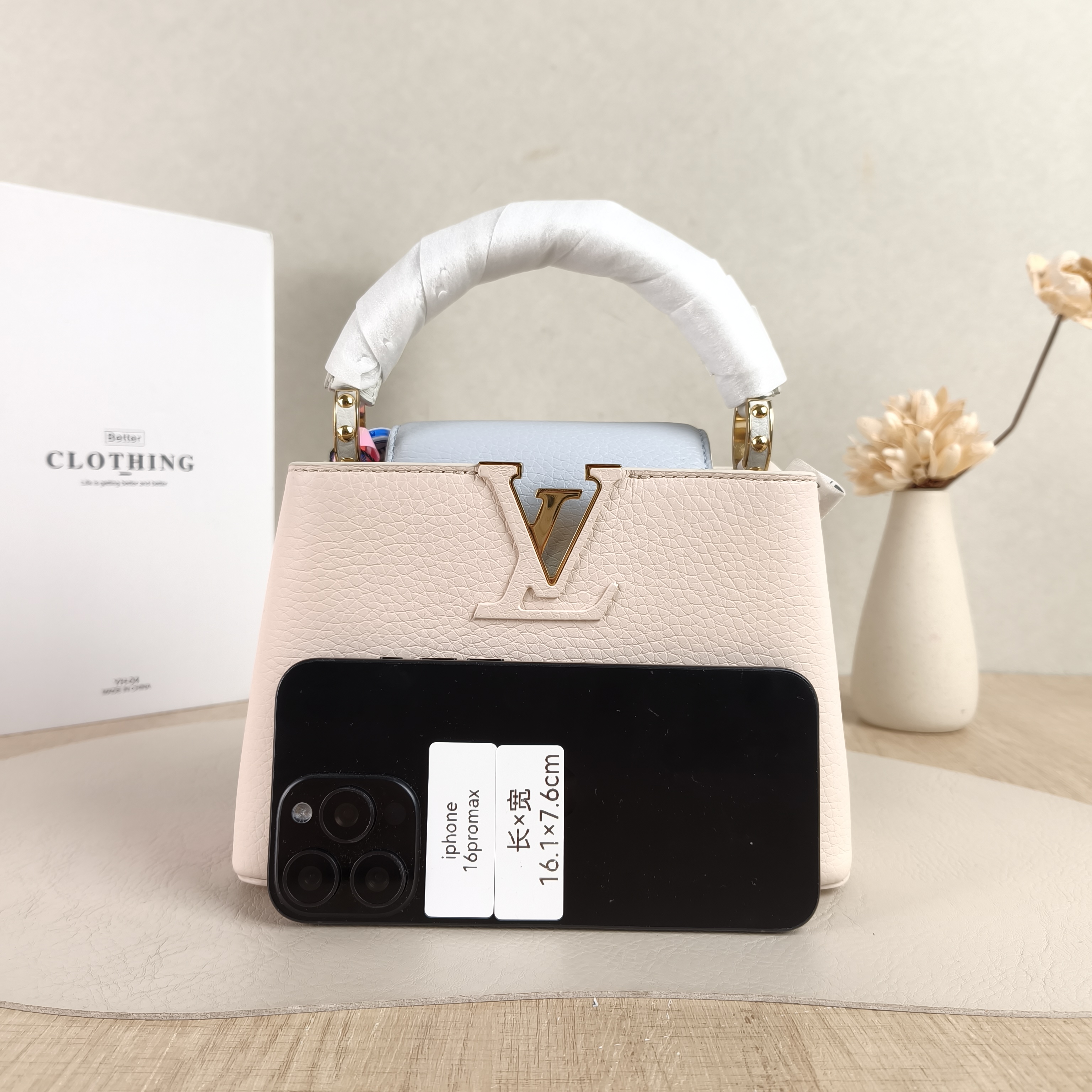 Louis Vuitton Shoulder Bag Capucines White · Blue Calfskinmini21 × 8 × 14 cm — cover view 5 of 5