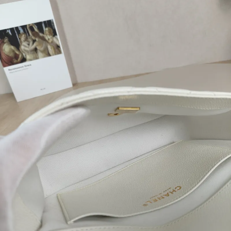 Chanel Crossbody Bag Crossbody Bag White Gold Grained Calfskin One Size 23 × 6 × 16 cm — detail view 9 of 13