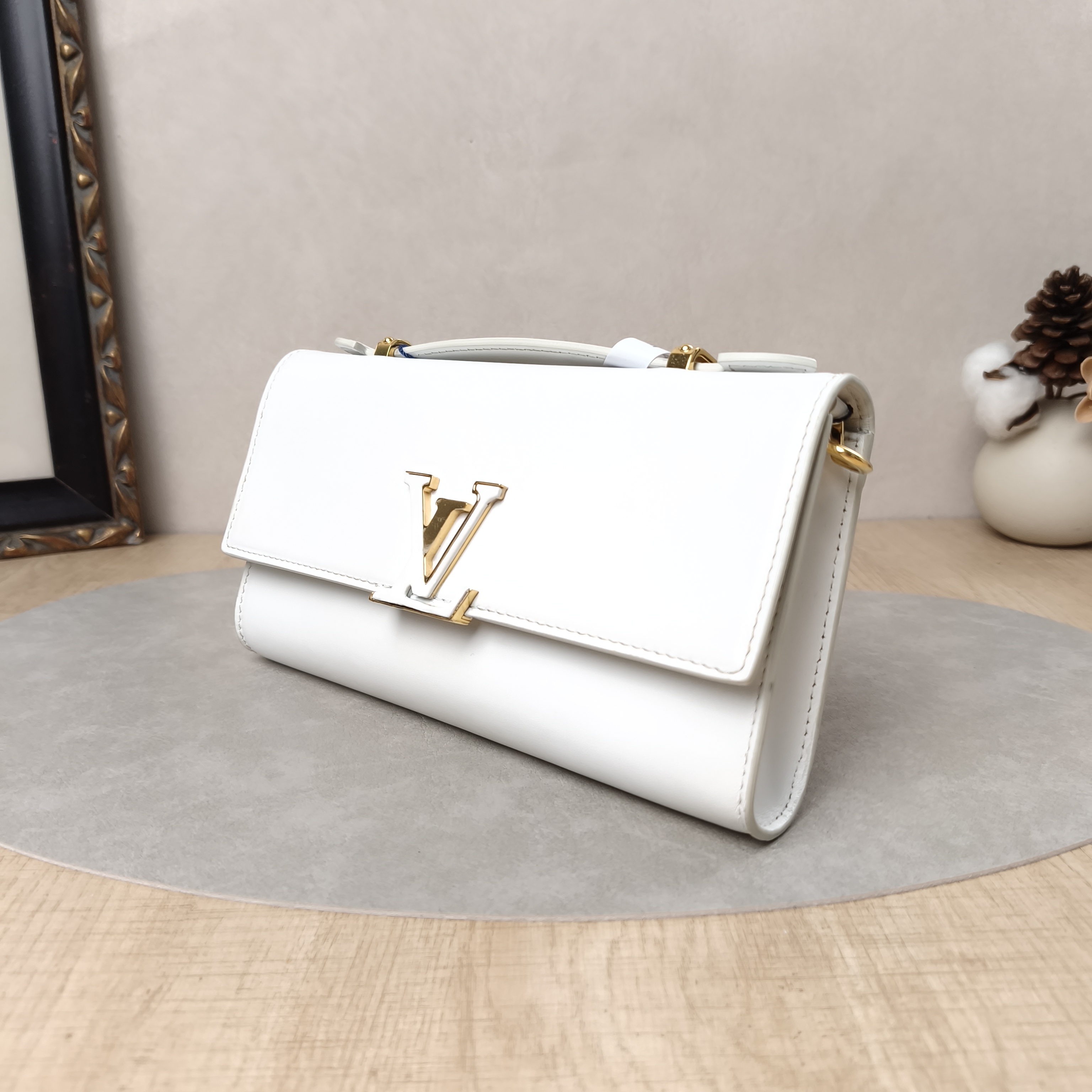 Louis Vuitton Crossbody Bag Wallet On Chain Capucines woc White Calfskin One Size23 × 4 × 12 cm — cover view 5 of 5