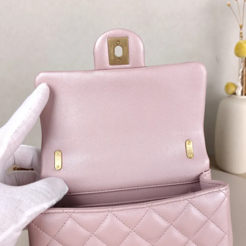 Chanel Crossbody Bag24p Pearl Pink Lambskinmini17 × 5 × 13 cm — detail view 9 of 15