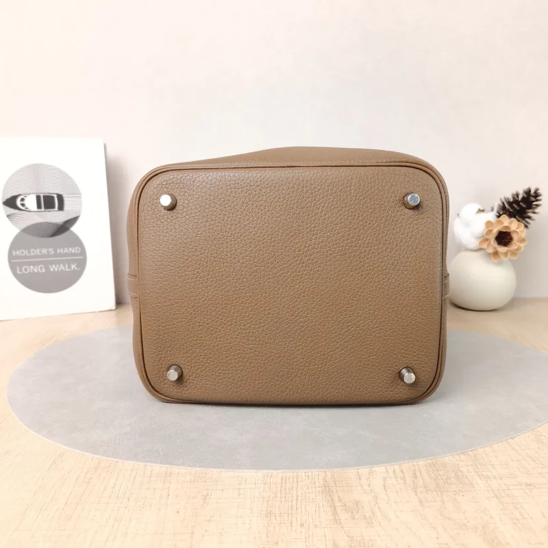 Hermès Top Handle Bag Picotin Lock 22 223G Taurillon Clemence TC Calfskin Medium22 × 17 × 21 cm — cover view 4 of 6