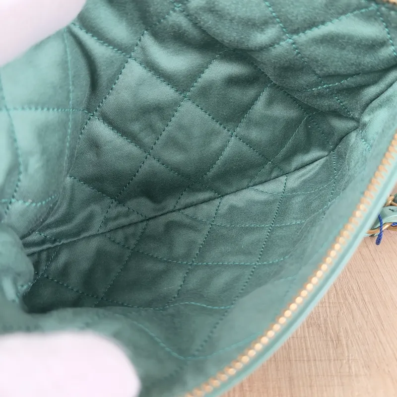 Chanel Shoulder Bag22Bag Green CC alfskin39 × 8 × 42 cm — detail view 10 of 17