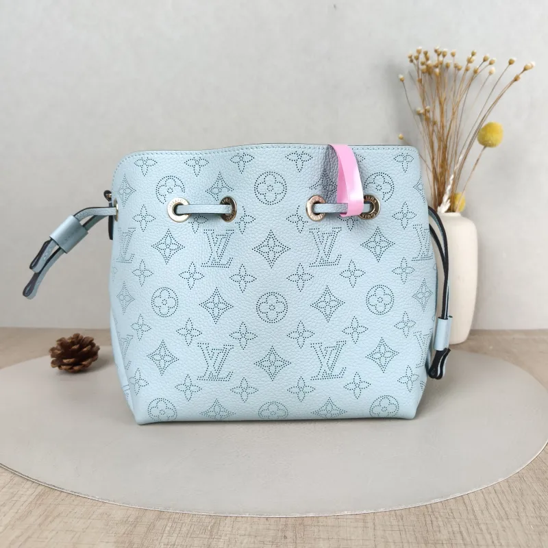 Louis Vuitton Crossbody Bag BELLA Green Calfskin 22 × 14 × 20 cm — cover view 5 of 5
