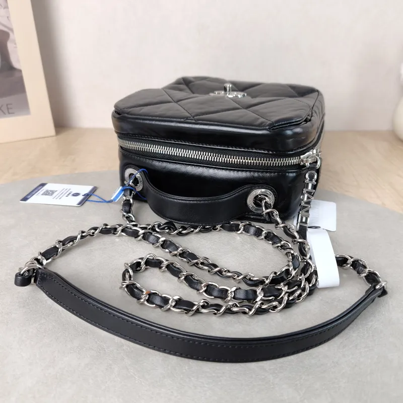 Chanel Crossbody Bag Camera Bag Black Waxed Leather 16.5 × 8.5 × 18 cm 28 — detail view 4 of 12