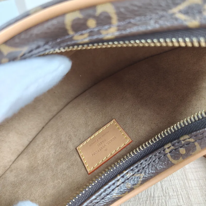 Louis Vuitton Crossbody Bag Loop Monogram PVC Small 23 × 6 × 13 cm — detail view 6 of 12