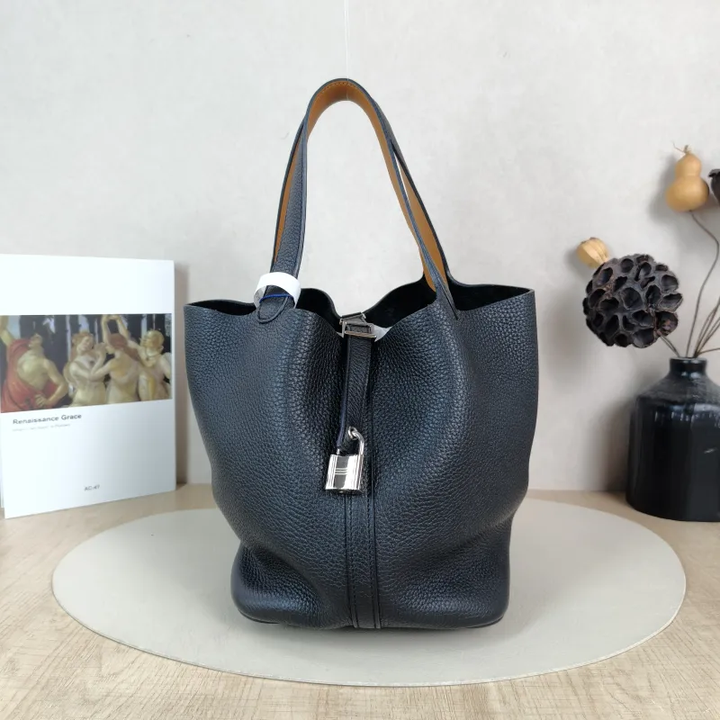 Hermès Top Handle Bag Picotin Lock 22 22 Black Colorblock Taurillon Clemence TC Calfskin Medium 22 × 18 × 21 cm A