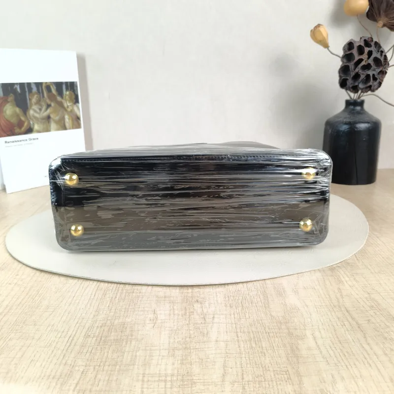 Louis Vuitton Top Handle Bag Capucines Black Calfskin Medium31.5 × 11 × 20 cm — cover view 4 of 5