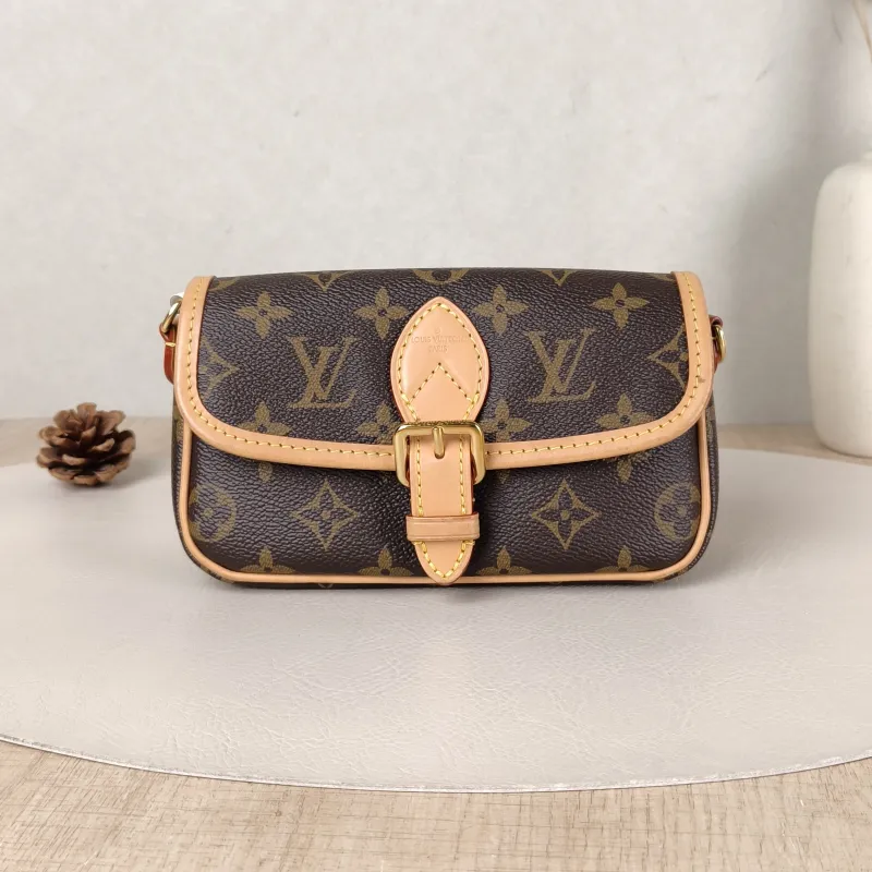 Louis Vuitton Crossbody Bag Diane Baguette Bag Monogram PV Cnano19 × 6 × 10.5 cm