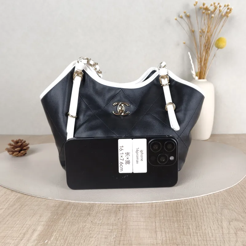 Chanel Shoulder Bag cocobeach Collection Black Lambskinmini29 × 6 × 20 cm — cover view 3 of 5