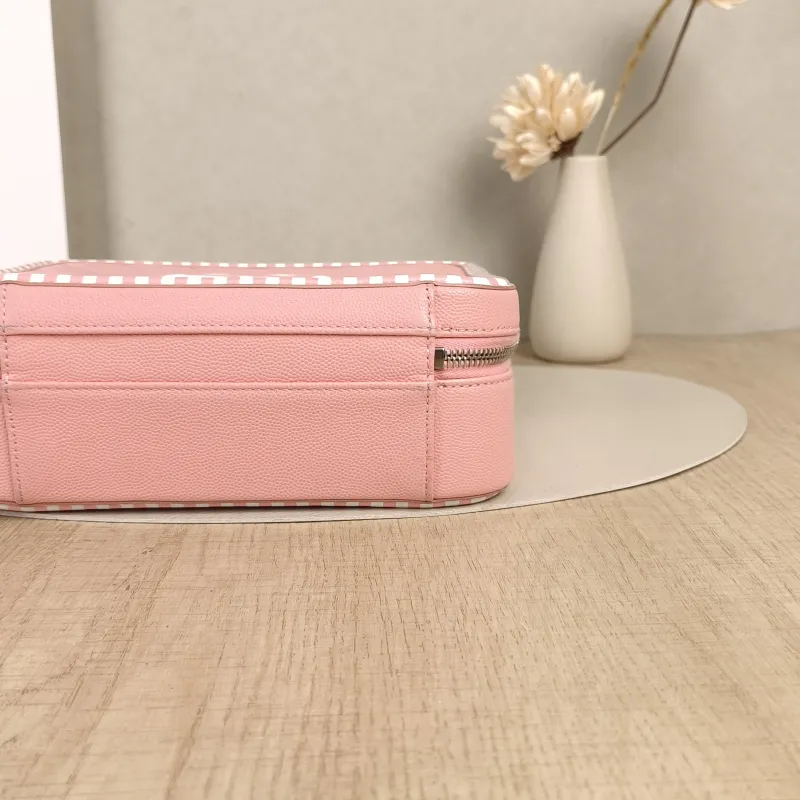 Chanel Crossbody Bag CC Filigree Vanity Cosmetic Bag White Grained Calfskin Medium21 × 8 × 16 cm — detail view 8 of 15