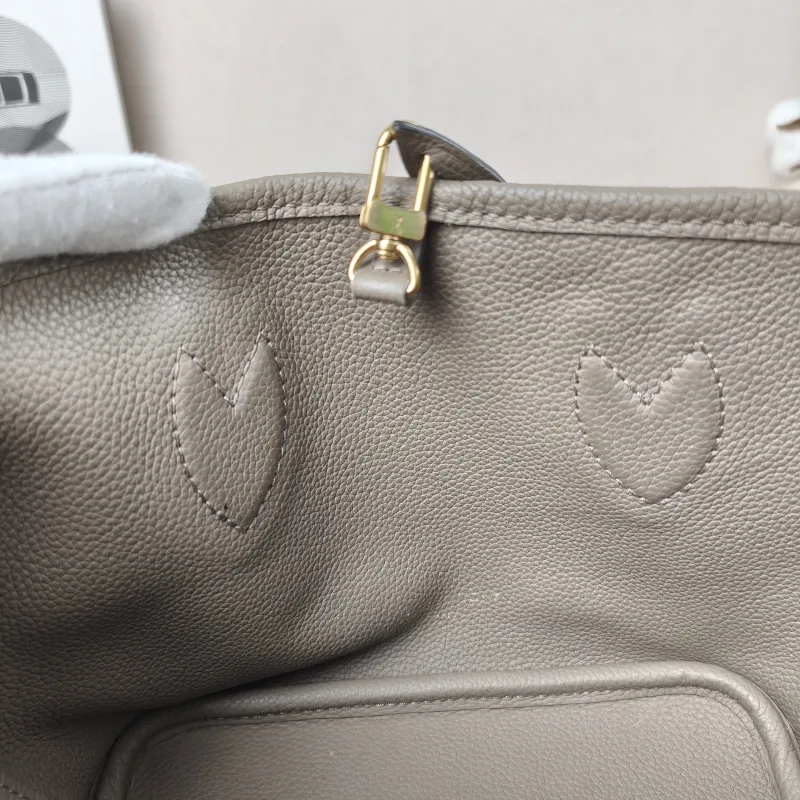 Louis Vuitton Crossbody Bag NEVERFULL INSIDE OUT BB PVC · Calfskin BB26.5 × 11 × 16.5 cm — detail view 2 of 15
