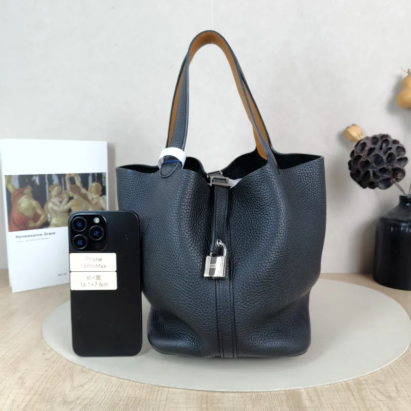 Hermès Top Handle Bag Picotin Lock 22 22 Black Colorblock Taurillon Clemence TC Calfskin Medium 22 × 18 × 21 cm A — cover view 3 of 5