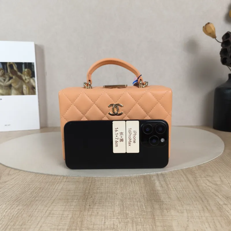 Chanel Crossbody Bag Box Bag Pink Lambskin One Size18.5 × 7 × 12 cm — cover view 4 of 5