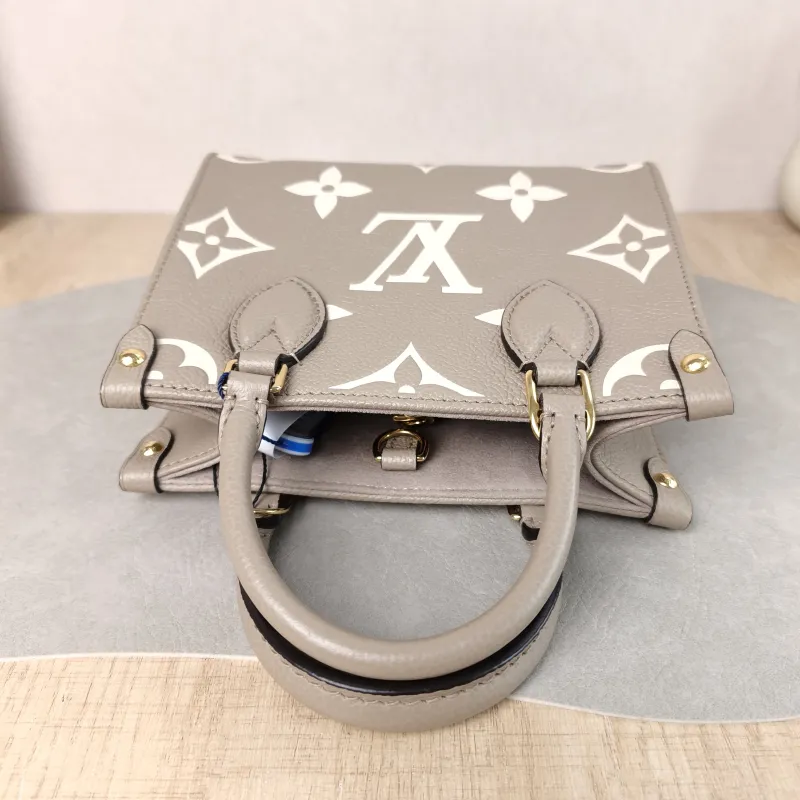 Louis Vuitton Crossbody Bag Onthego BB · White Monogram Empreinte Embossed Calfskin BB 18 × 8.5 × 15 cm — detail view 5 of 11